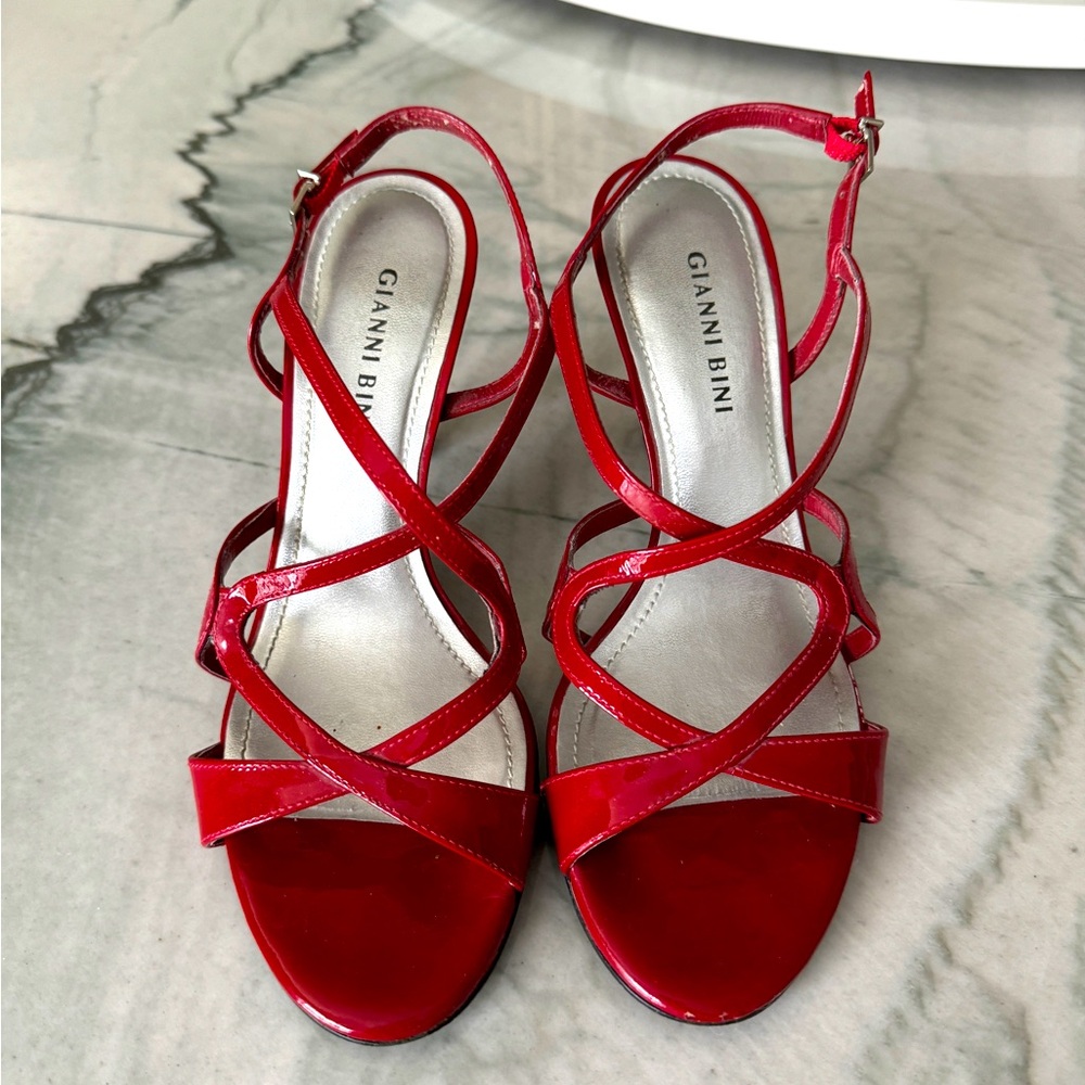 Strappy Sandal Heels. Size 8
Gianni Bini's Red Strappy Sandal Heels